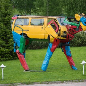 El reciclaje y las coloridas vacas de una artista&nbsp;finlandesa